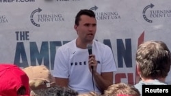 Чарлі Кірк виступає в штаті Юта, за кілька хвилин до фатального поранення