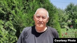 Профессор Ташманбет Кененсариев (05.9.1949--02.7.2021) Бишкекте өз бакчасында. 09.6.21.