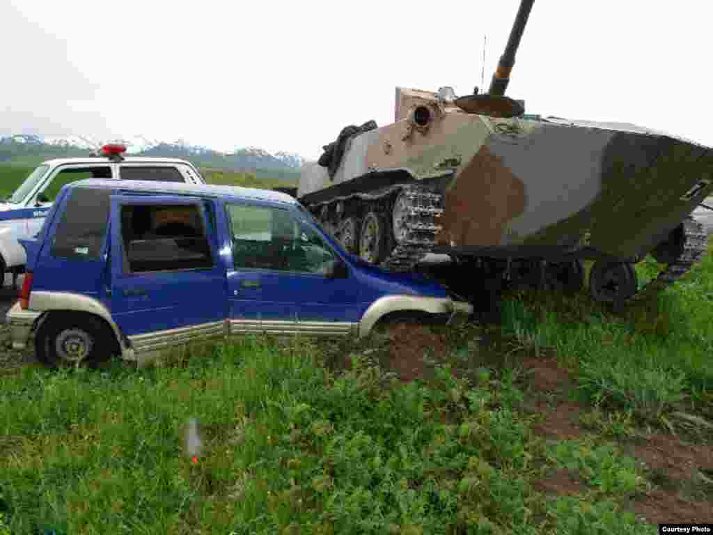 Өзбек танкы кыргыз жаранынын унаасын тебелеп кетти  - Өзбекстан Сох анклавынан согуштук техникасын чыгарып баратканда бир өзбек танкасы кыргыз жараны Анарали Абдураимовдун женил автомобилин тебеле кетти. 2-июнь, 2010-жыл.