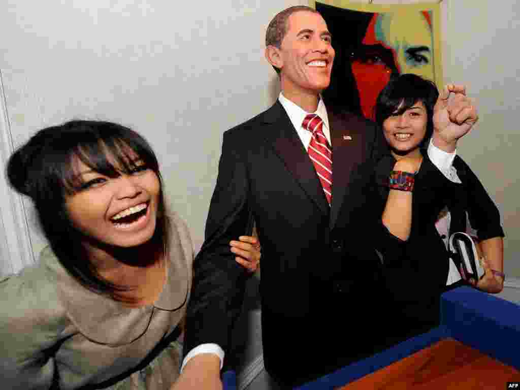 Туристы фотографируются с&nbsp;фигурой Барака Обамы