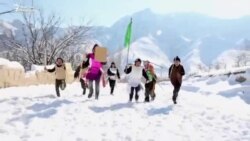 Данисте: түйшүктү оюнга айланткан балдар