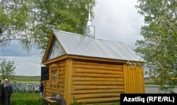 Төке зиратындагы кечкенә мәчет