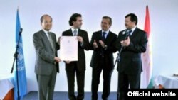 Амрӣ Аминов ҳангоми гирифтани унвони "Сафири Сулҳ"-и СММ аз Коичиро Матсуура, соли 2008