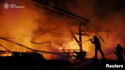 Рятувальники ліквідують наслідки одного з попередніх російських ударів по Полтавщині, архівне фото