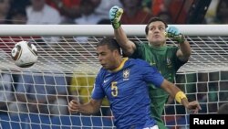 Бразилец Фелипе Мело забивает гол в свои ворота