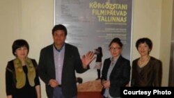 Эстониядагы Кыргыз киносунун жумалыгынын продюсери Артур Веэбер, анын оң жагында турган "Кыргызфильмдин" жетекчиси Гүлмира Керимова жана Гүлбара Төлөмүшова (солдо).