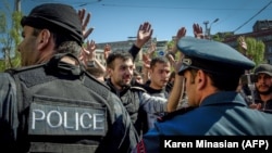 Активисттер колду көтөрүү менен куралсыз каршылыгын билдиргиси келет