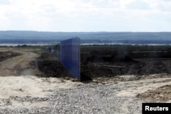 Паркан навколо будівництва бази біля села Солоті, фото 7 вересня 2015 року