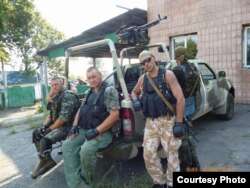 Едуард Мальований другий зліва. За день до поранення. Фащівка