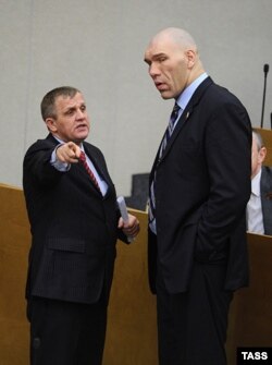 Член комитета ГД по труду и социальной политике Николай Коломейцев и член комитета ГД по физической культуре, спорту и делам молодежи Николай Валуев на пленарном заседании Госдумы РФ. Фото ИТАР-ТАСС