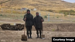 Әскери борышын өтеп жүрген Мұхамедияр Тастан (сол жақта).