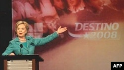 Миссис Клинтон не спешила указать мужу на дверь, зная, что он еще может пригодиться