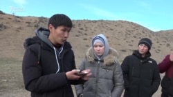 Таласта тоо-ташты аралап сабак өткөн мугалим