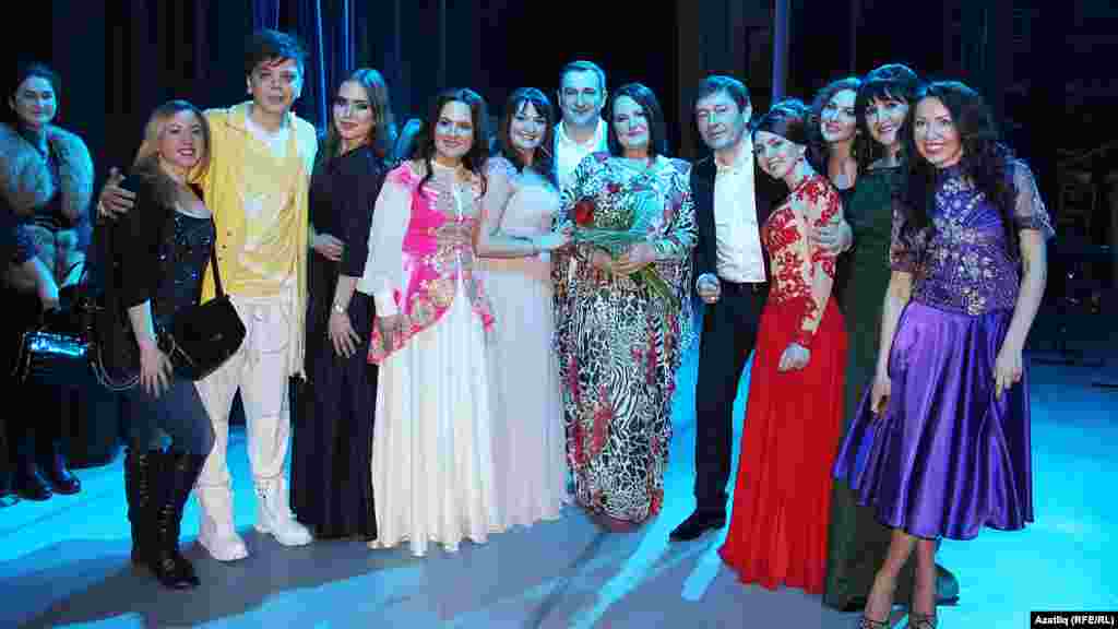 &ldquo;Гүзәлия дусларын җыя&rdquo; тамашасында катнашкан җырчылар