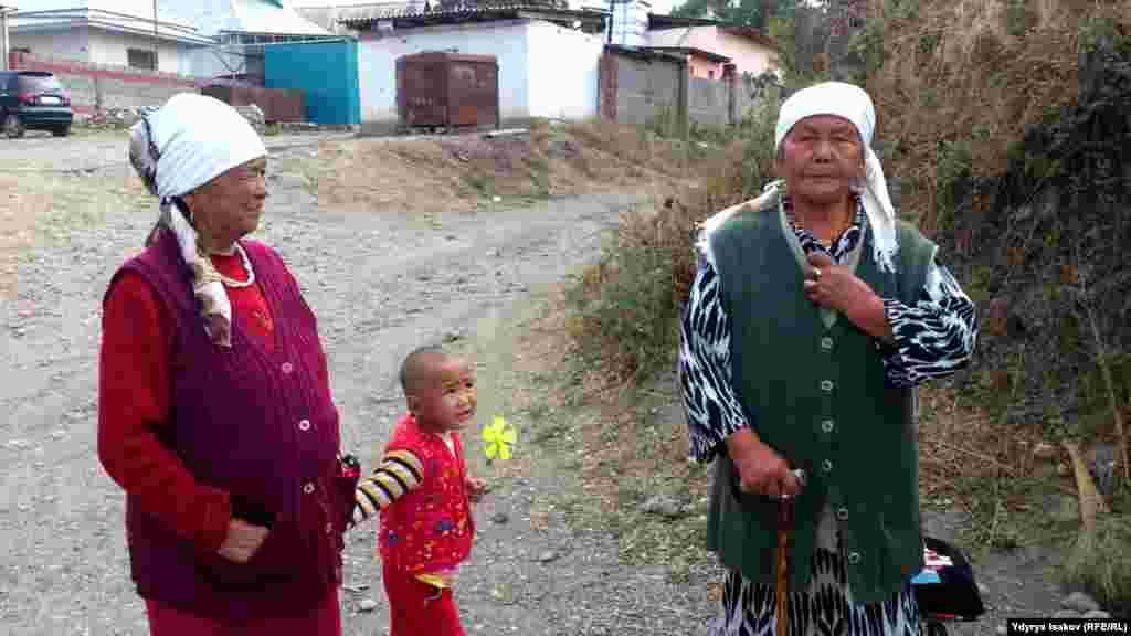 Бул апа 75 жашта. Айылдагы аты Бажы экен. Документте Болдукан деп жазылган. 2000-жылы Кара-Кулжанын Алайкуу өрөөнүнөн биротоло көчүп келгенден бери орус кошуналары менен тамашалашканды өздөштүрүп алган.