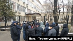 Бишкек шаары. Активист Тилекмат Кудайберген уулунун Свердлов райондук сотунун алдында турган тарапташтары.  17-март, 2021-жыл. 