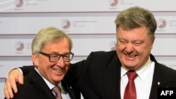 Ukrainanyň prezidenti Petro Poroşenko (s) we Ýewropa Komissiýasynyň prezidenti Jean-Claude Juncker (ç). Riga, 22-nji maý, 2015
