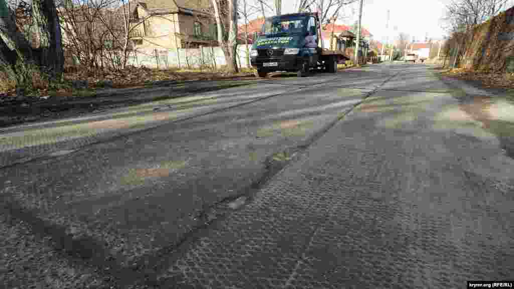 Дорожнє покриття Малосадового провулка складається із залізобетонних аеродромних плит