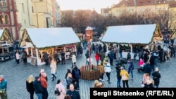 На різдвяному ярмарку новорічні прикраси лише чеського виробництва.