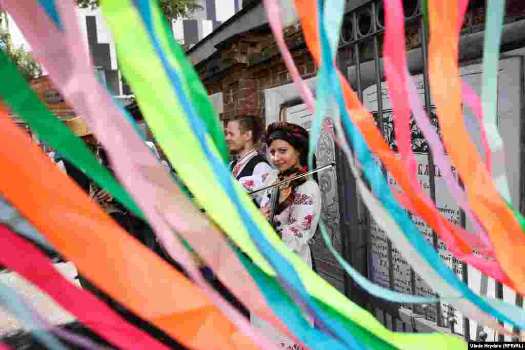 Музикант грає на скрипці на традиційному білоруському весіллі в Мінську, 12 серпня. (Влад Гридзін, Радіо Свобода/Радіо Вільна Європа)&nbsp; &nbsp; &nbsp;