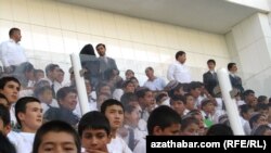 Futbol ýaryşyna tomaşa edýän mekdep okuwçylary