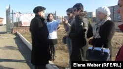 Клиенты гештальтпсихолога Надежды Шерьяздановой стоят у здания департамента комитета контроля медицинской и фармацевтической деятельности по Карагандинской области. 15 апреля 2013 года.