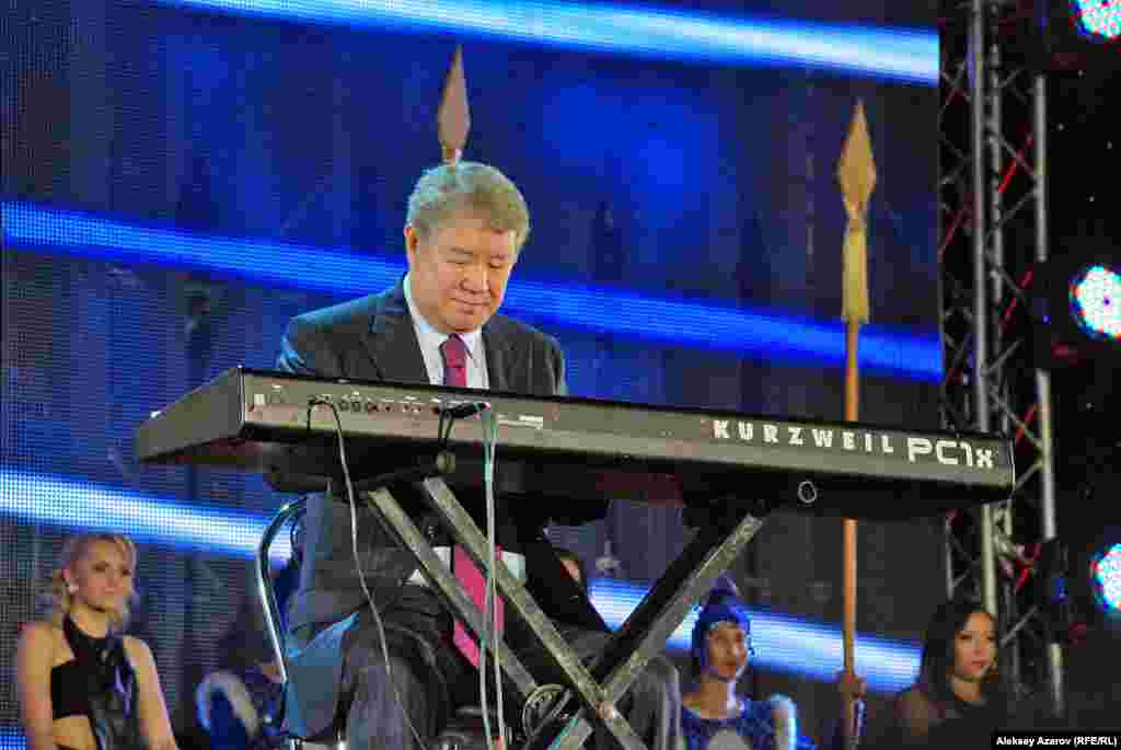 Аким в прежнем амплуа Приглашая на сцену Ахметжана Есимова, Дарига Назарбаева сказала буквально &laquo;наш любимый аким&raquo;.&nbsp; Аким Алматы в долгу не остался и охарактеризовал ретрофестиваль &laquo;Алма-Ата &ndash; моя первая любовь&raquo; самым значимым событием в культурной жизни Алматы. &nbsp; Дальнейшие действия Ахметжана Есимова создали ощущение дежавю.Точно так же, как и год назад, ему поднесли синтезатор, на котором он извлек мелодию. И точно так же попросил зрителей не судить его строго. 