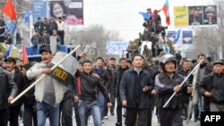 Бишкек. Ак үйдү көздөй бараткан Апрель окуясынын катышуучулары. 7-апрель, 2010-жыл. 