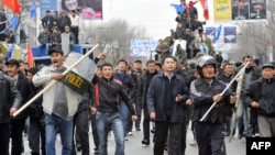 Ак үйдү көздөй келаткан демонстранттар, 7-апрель, 2014.