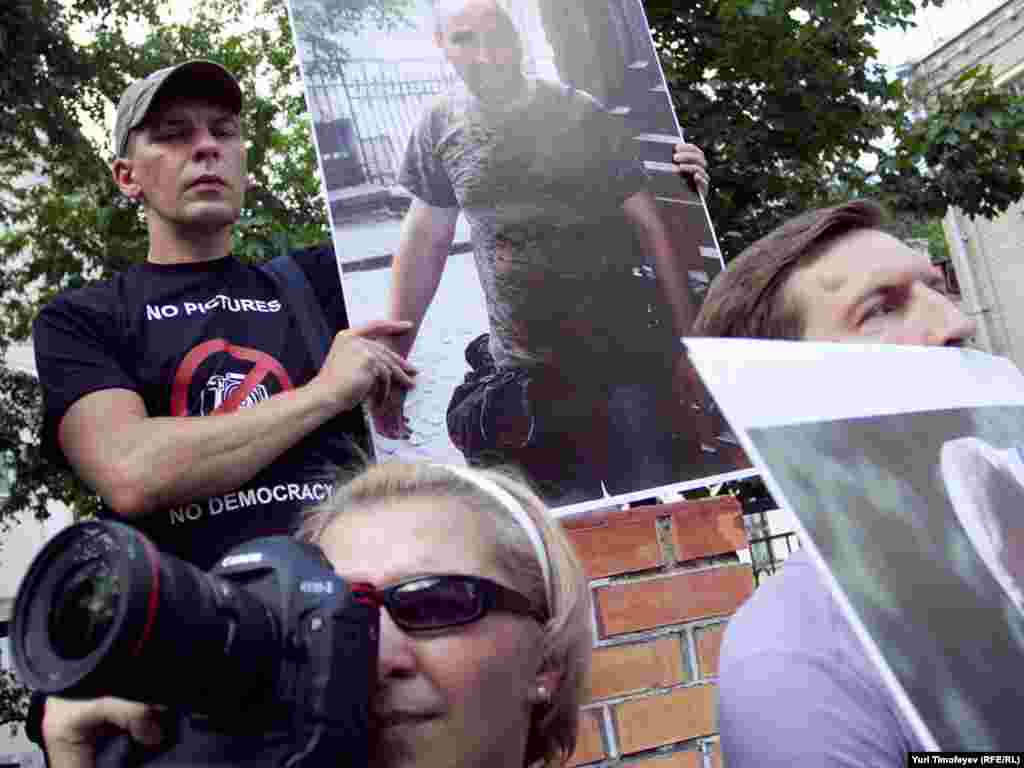 Участники акции в поддержку обвиняемых в шпионаже грузинских фоторепортеров с плакатами  "I'm a photographer not a spy",  " No pictures - No democracy"  у здания Швейцарского посольства в Москве, где представляются интересы Грузии. 