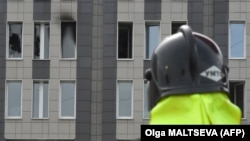 Рятувальник на місці пожежі у лікарні Святого Георгія в російському Санкт-Петербурзі, 12 травня 2020 року