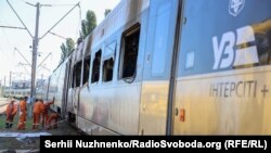Потяг Інтерсіті, пошкоджений внаслідок масованого обстрілу Києва армією РФ, 28 серпня 2025 року