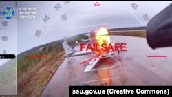 Скріншот із відео ударів СБУ по літаках стратегічної авіації Росії на аеродромі «Біла» («Бєлая», російською «Белая») в Іркутській області, що межує з Монголією. 1 червня 2025 року 