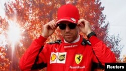 Гонщик Себастьян Феттель из команды "Феррари"