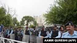 Сот имаратынын алдына чогулгандар