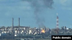 Zjarri në rafinerinë e naftës në Ufa, pas sulmit ukrainas. 