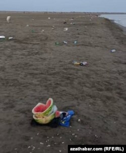 Hazar deňziniň kenary. Çeleken, iýul, 2025.