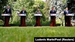 Зліва направо: президент Румунії Клаус Йоганніс, прем’єр-міністр Італії Маріо Драґі, президент України Володимир Зеленський, президент Франції Емманюель Макрон та канцлер Німеччини Олаф Шольц. Київ, 16 червня 2022 року