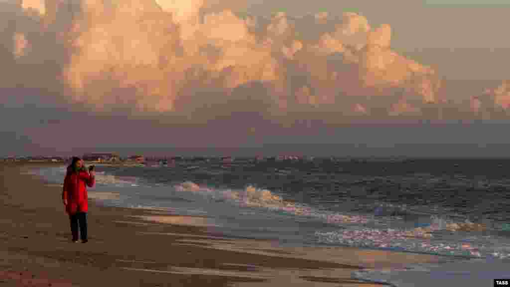 Захід сонця над морем у Саках