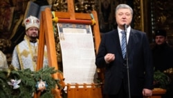 Президент України Петро Порошенко під час представлення томосу про автокефалію для Православної церкви України після Різдв’яної Літургії в Софійському соборі в Києві, 7 січня 2019 року