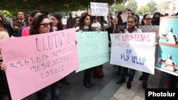 Акция протеста женщин перед зданием правительства, Ереван, 23 октября 2014 г․