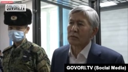 Алмазбек Атамбаев сот залында. Сүрөт "GOVORI.TV" каналын видеосунан алынды.