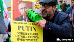 Лондондо Сириядагы жарандык согуштун 7 жылдыгына карата уюштурулган, Орусия менен Сириянын президенттерин айыптаган акция, 17-март 2018-жыл.