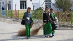 Diňle: Ene-atasy daşary ýurtda işleýän ýa-da tussaglykda saklanýan okuwçylar arassaçylyk işlerine "çekilýär”