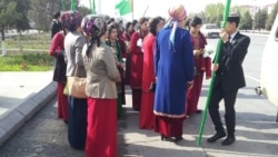 Diňle: Hukuk toparlary Türkmenistanda mejbury çärelere garşy kampaniýa alyp barmaga çagyrylýar - raýatlar
