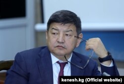 Акылбек Жапаров.