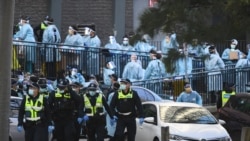 Ավստրալիա - Բուժաշխատողներ և ոստիկաններ Մելբուռնի հանրային վայրերից մեկում, 8-ը հուլիսի, 2020թ.