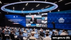 Михаил Развожаев выступает на селекторном совещании правительства России. Скриншот сайта sev.gov.ru