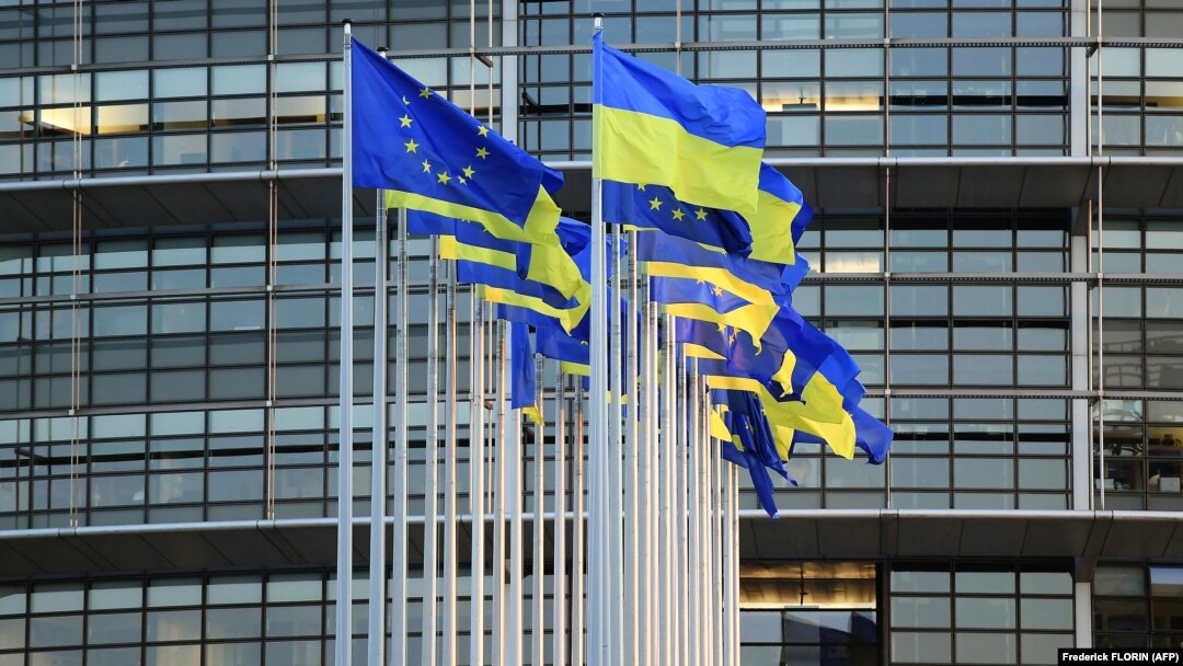 Zastave EU i Ukrajine ispred zgrade Evropskog parlamenta u Strazburu, 7. mart 2022.