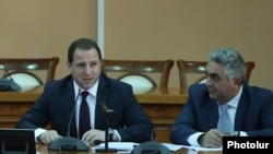 И. о. министра обороны Армении Давид Тоноян (слева), Ереван, 12 ноября 2018 г.